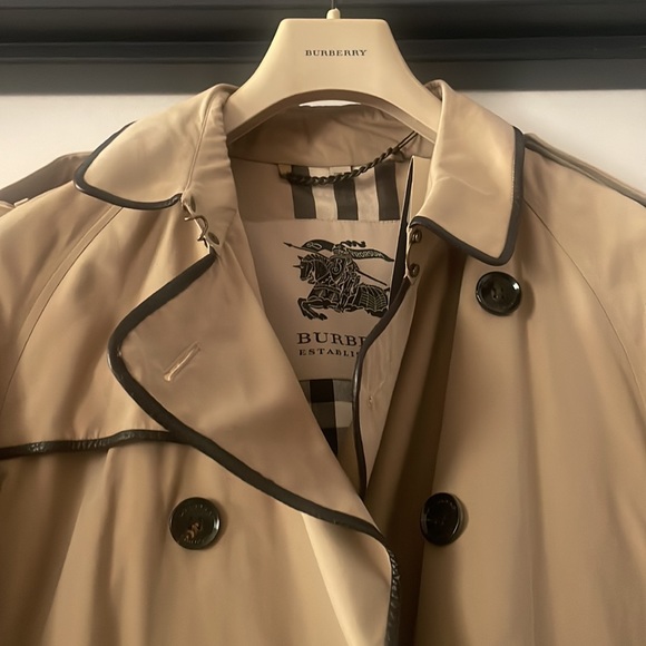 New with tags, Burberry trench coat with alligator trim - Picture 5 of 6